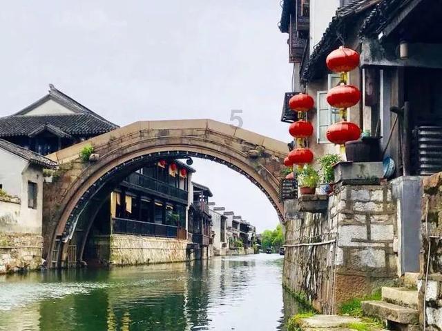 白酒股逆市走强,水井坊涨近4%!龙头酒企动销效果良好,食品ETF(515710)盘中涨近2%!